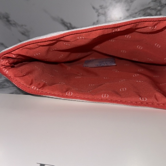 NWT Dior cloth pouch
Coral color
Never used
Still in box
100% Authentic - Picture 6 of 7